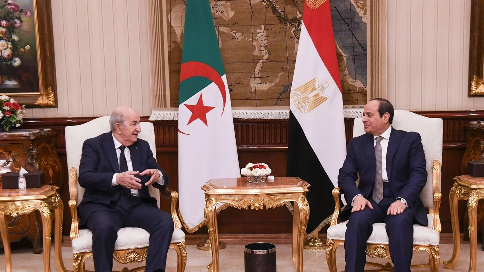 السيسي يصل لمقر انعقاد القمة العربية الـ ٣١ في الجزائر