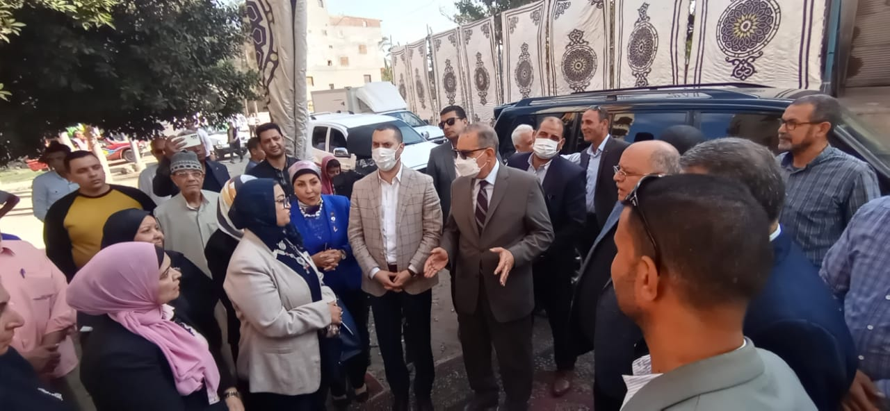 محافظ كفر الشيخ يزور مستشفى الكلى ويستمع إلى طلبات المرضى