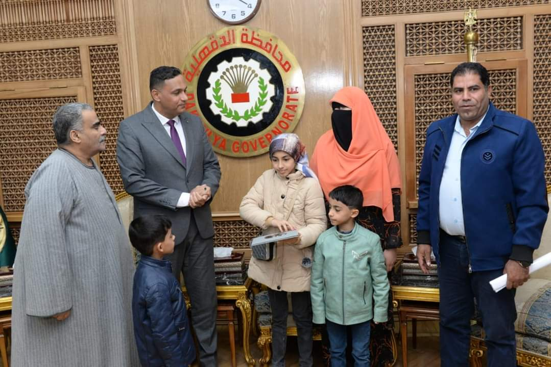 محافظ الدقهلية يكرم طفلة أعادت 100ألف جنيه وجدتها إلى صاحبها