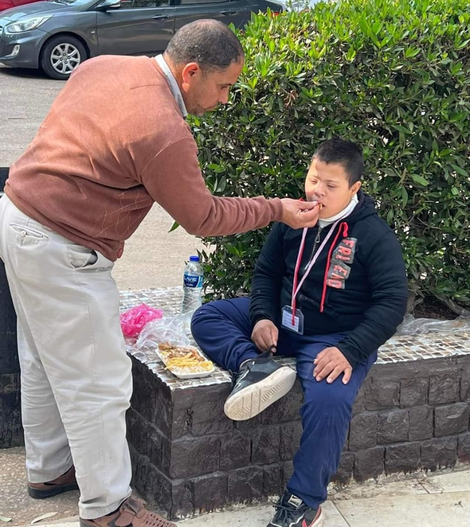 تداول صورة معلم يطعم طالب من ذوي الهمم وتعليم الدقهلية يعلق