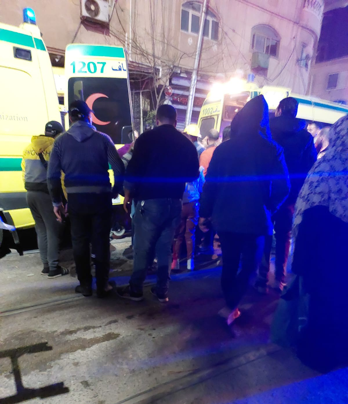 إنقاذ مسن وسيدة وطفل عمره شهرين من تحت أنقاض عقار الإسكندرية المنهار