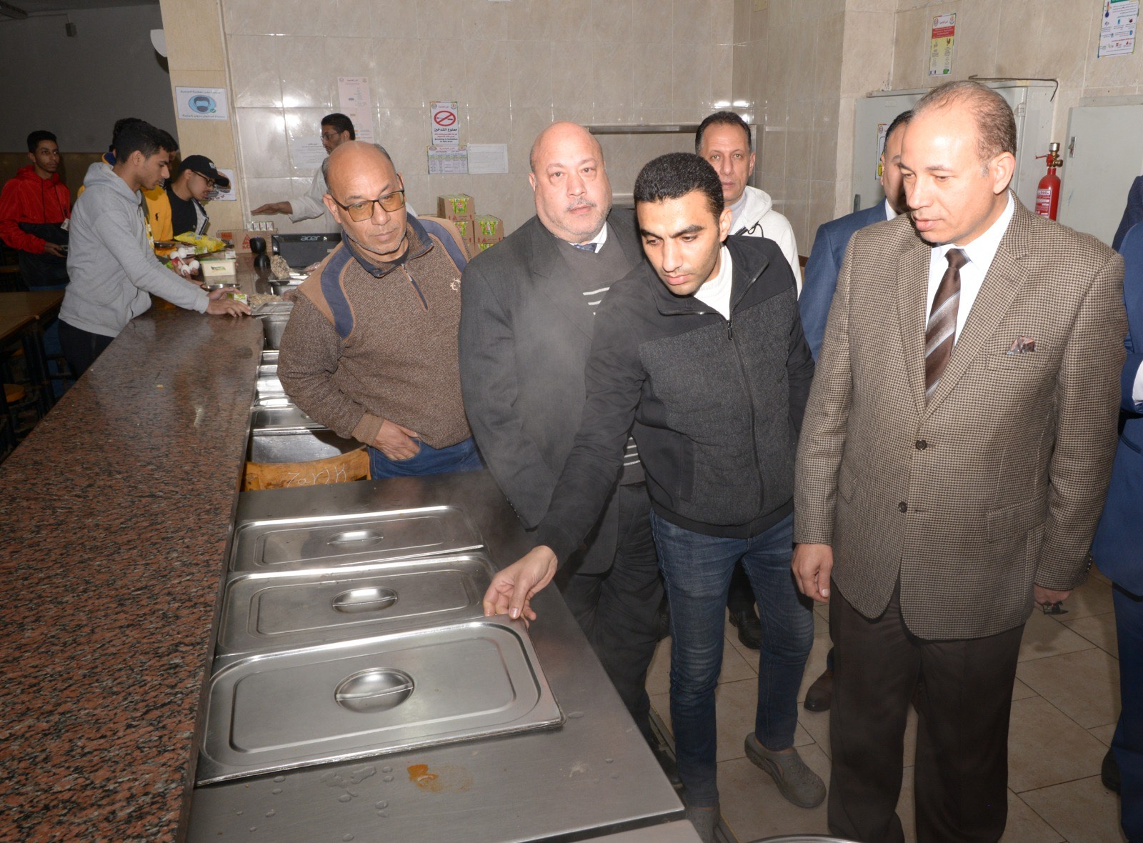رئيس جامعة المنصورة يتفقد مستوى وجبات الطلاب بالمدن الجامعية
