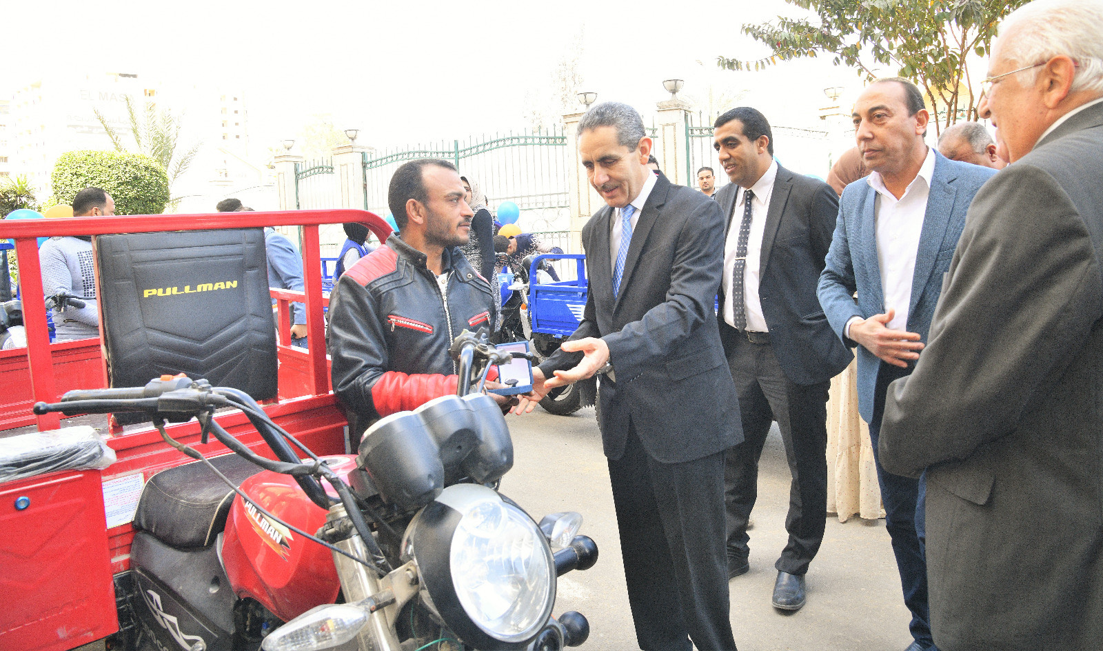 لدعم المشروعات الصغيرة.. محافظ الغربية يسلم 11تروسيكل للأسر الأكثر احتياجًا