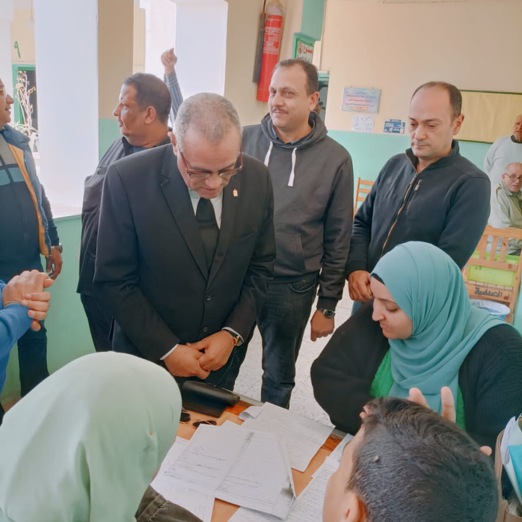 وكيل تعليم الدقهلية يتفقد لجنة تصحيح التظلمات للشهادة الإعدادية