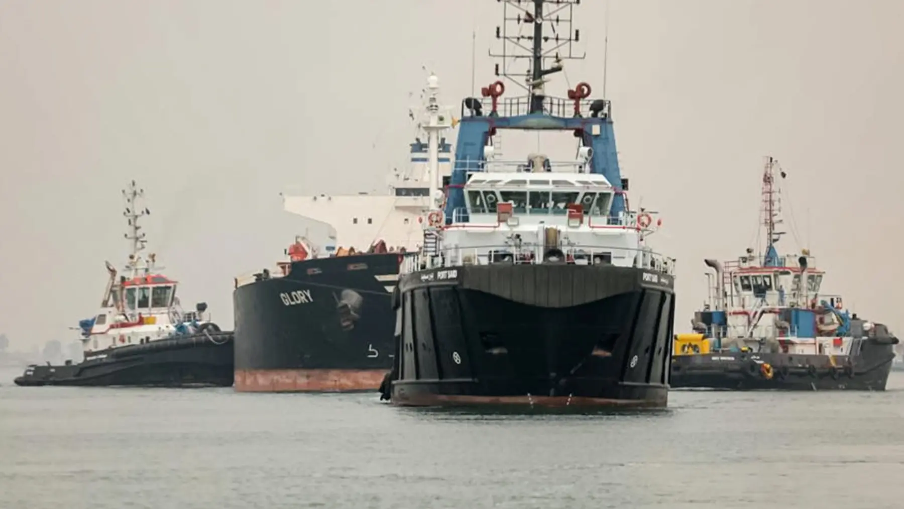 نجاح تعويم سفينة الحاويات واستئناف عبورها بقناة السويس مرة أخرى