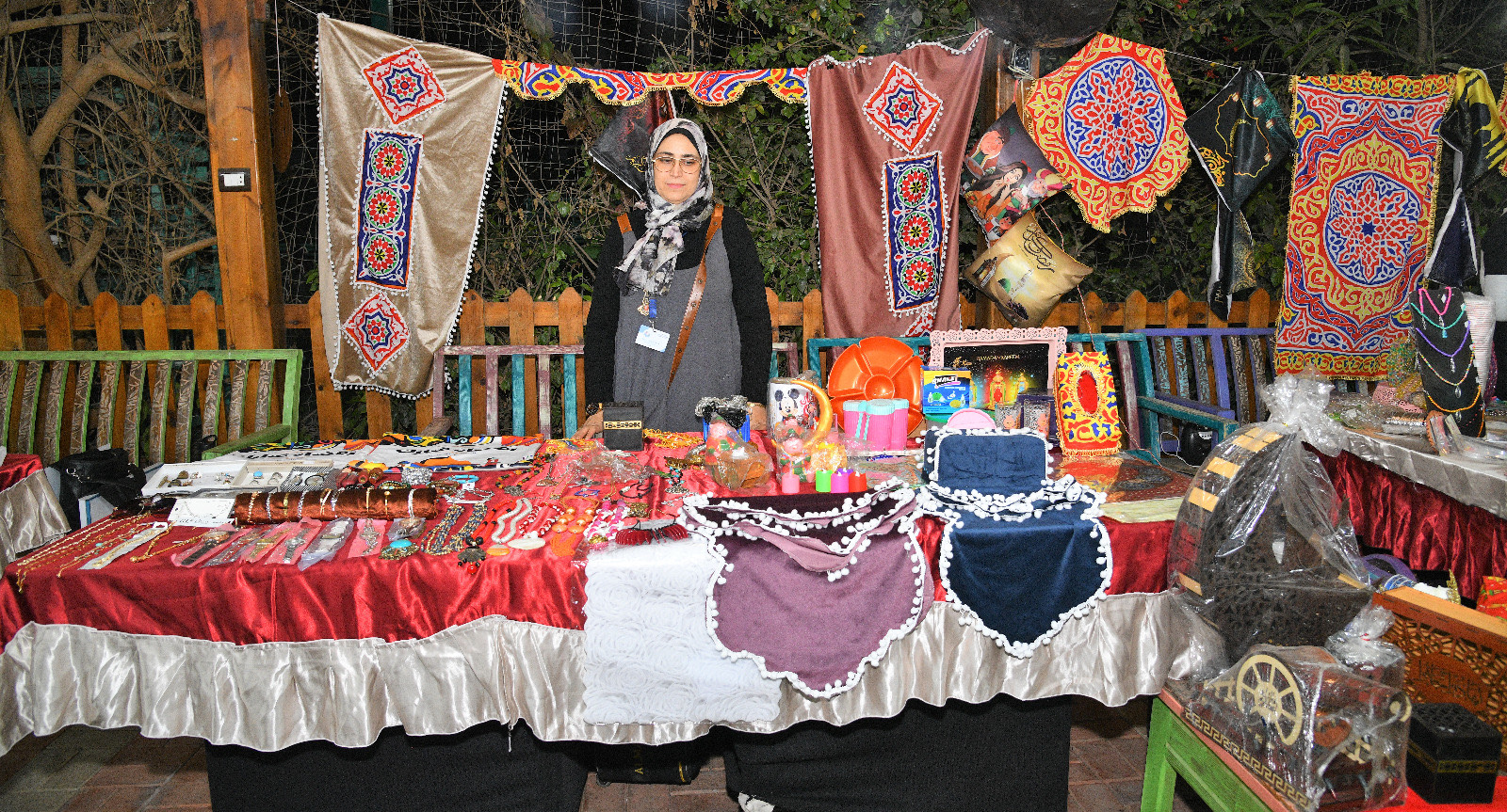 محافظ الغربية يفتتح معرض المنتجات اليدوية بطنطا