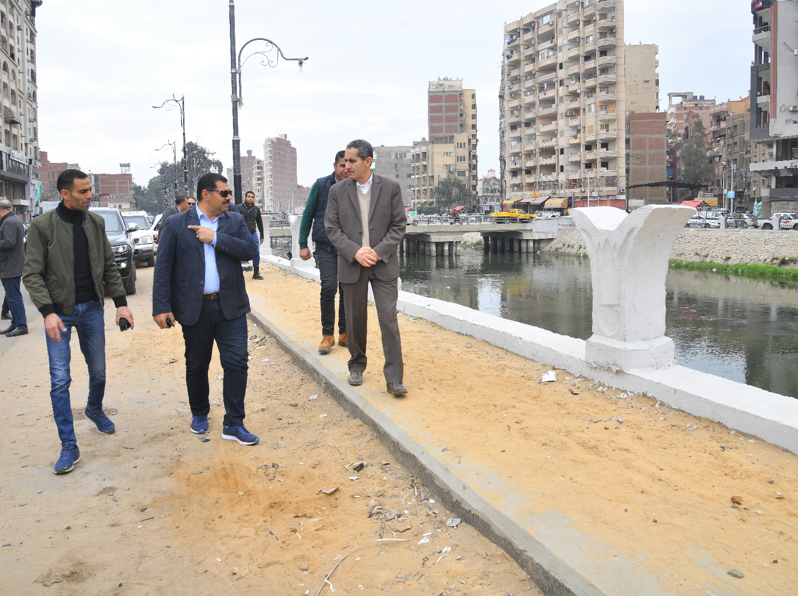 محافظ الغربية يتفقد رصف محور طريق المعامل في طنطا