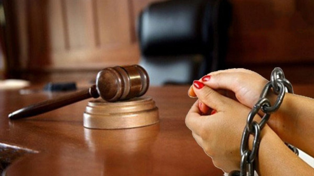 محكمة بالسويد تحبس سويدية 3 أشهر لإلتقاطها صور مع ضحايا “داعش”