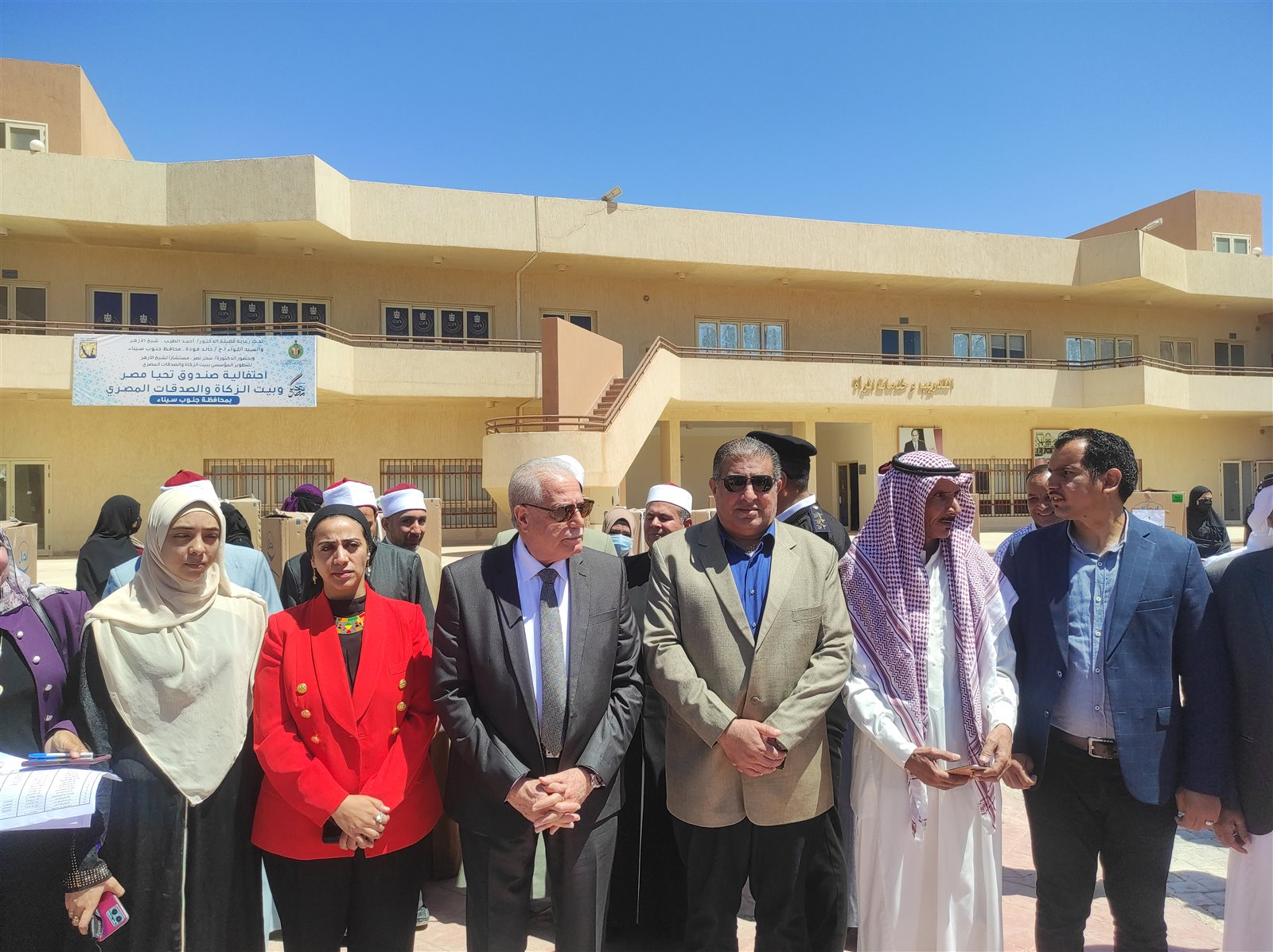 محافظ جنوب سيناء يسلم 54 جهازا منزليا لـ 18 عروسة