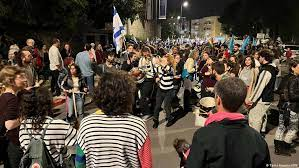 احتجاجات في تل أبيب وخارجية الاحتلال تعلق