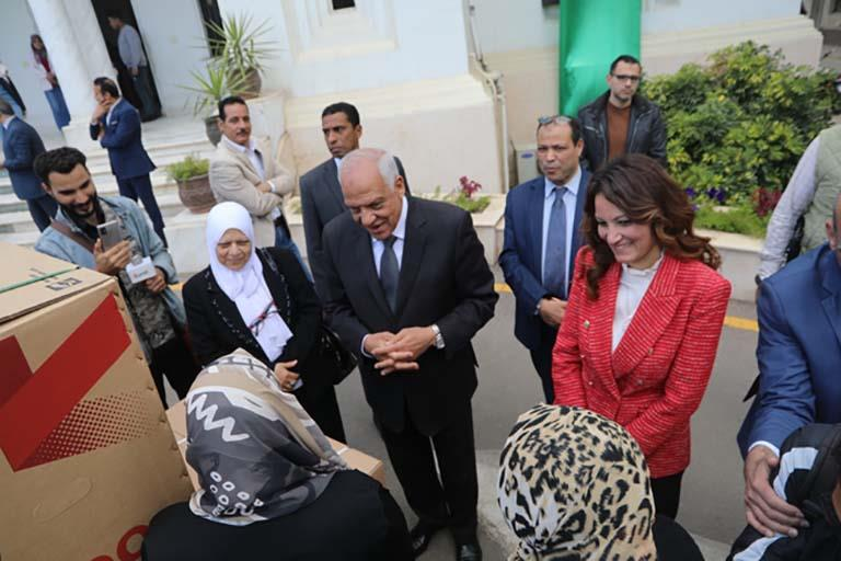 محافظ الجيزة يسلم غدا منح مالية لـ50 فتاة من المقبلات على الزواج