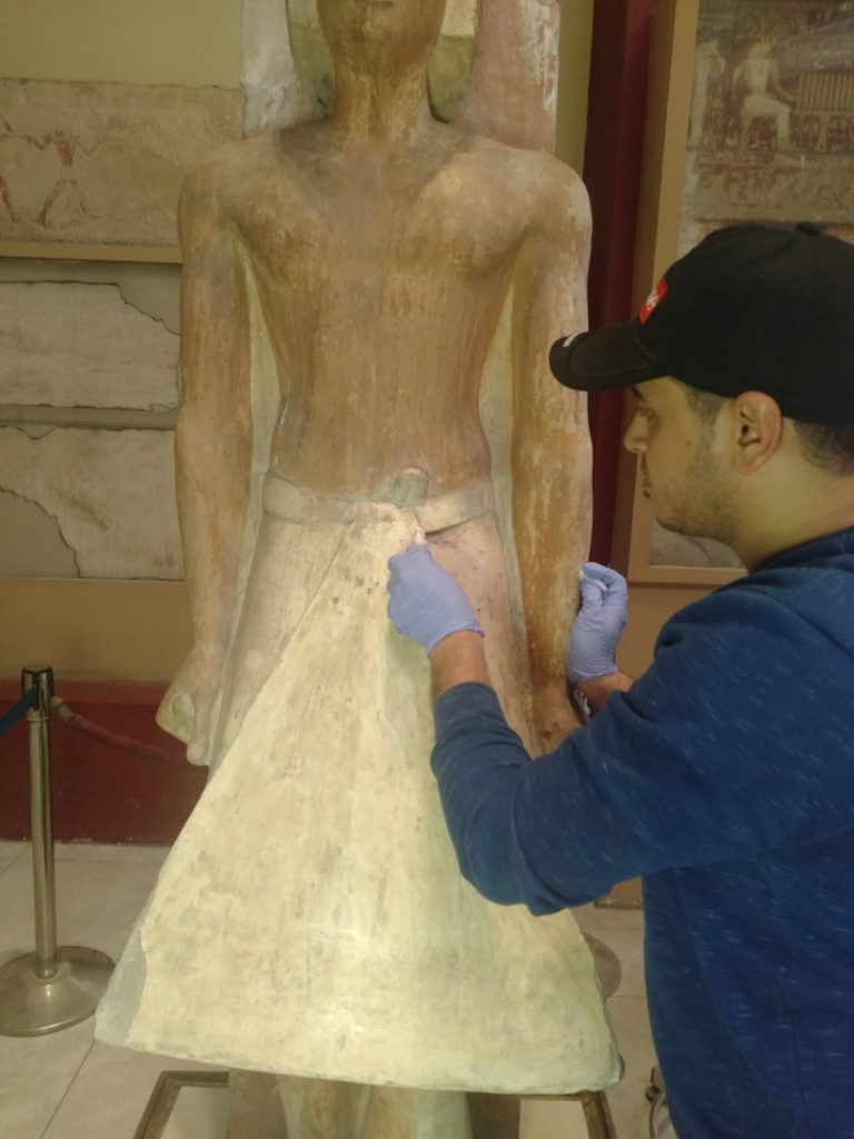 طرق تنظيف القطع الأثرية والحفاظ عليها فى المتحف المصرى بالتحرير