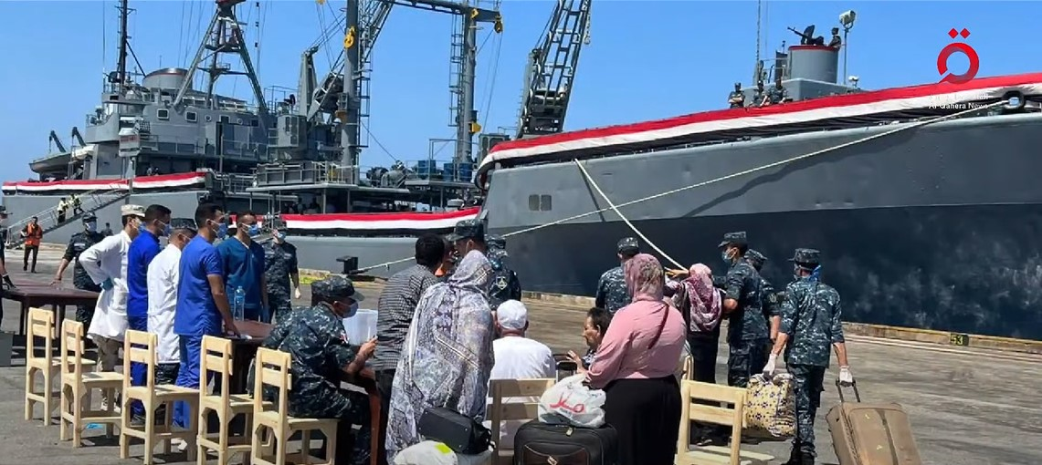 سفينة حربية مصرية تجلى مصريين وأجانب من ميناء بورتسودان