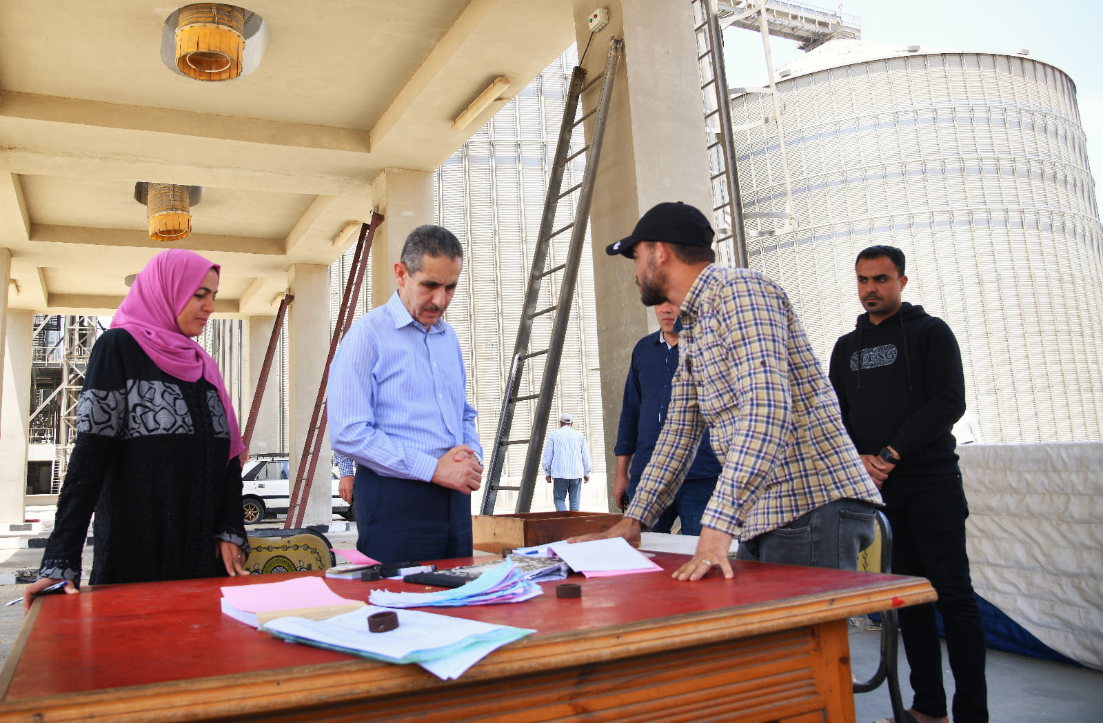 محافظ الغربية يتفقد توريد القمح داخل صومعة طنطا وشونة بسيون