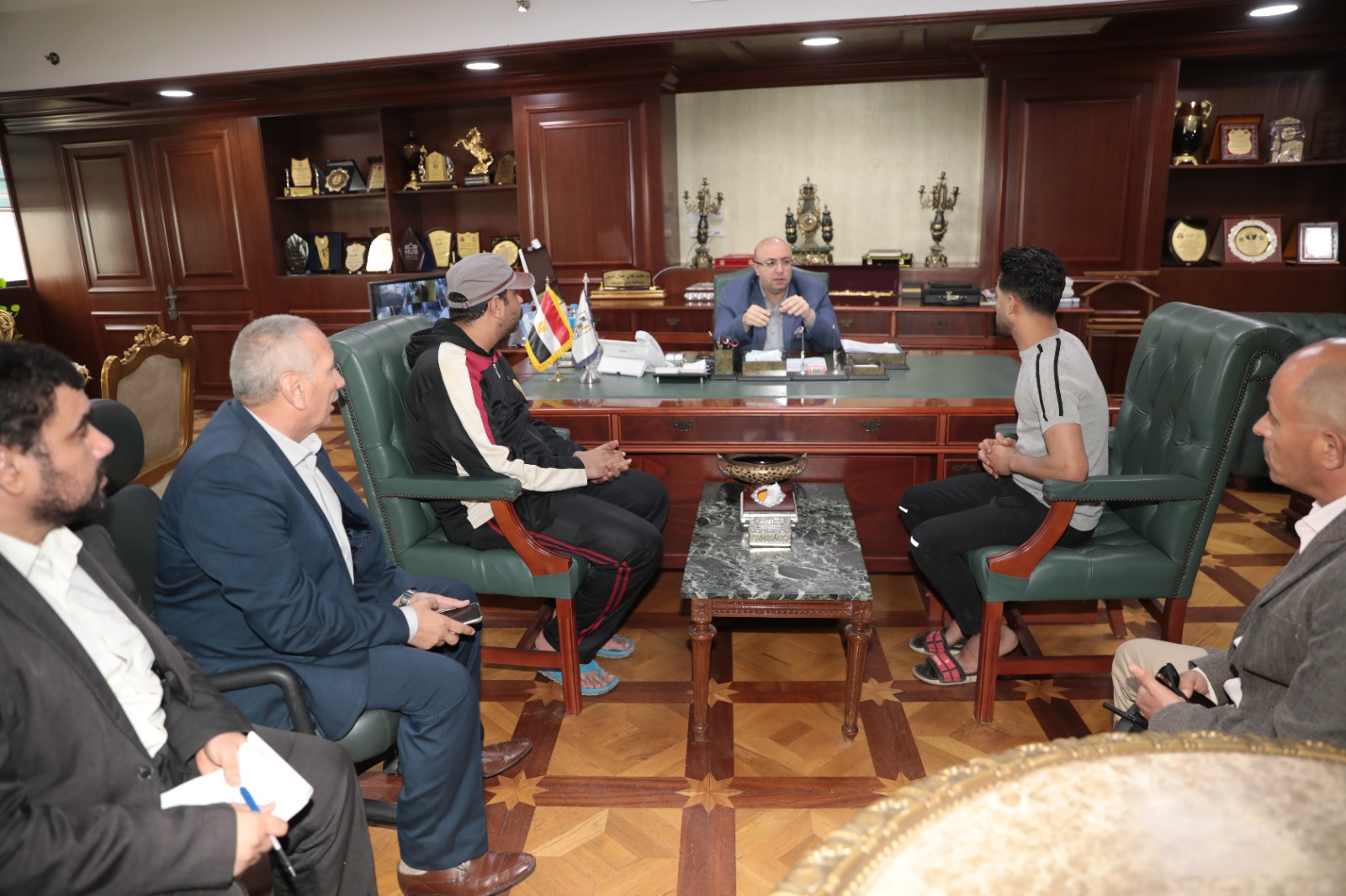 محافظ بني سويف يعد متضرري حريق المعرض التجاري بتعويضات