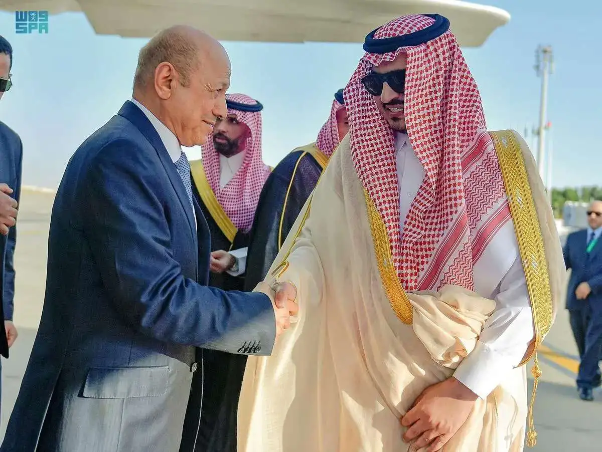 رئيس مجلس القيادة الرئاسي اليمني يصل جدة لاجتماع جامعة الدول العربية