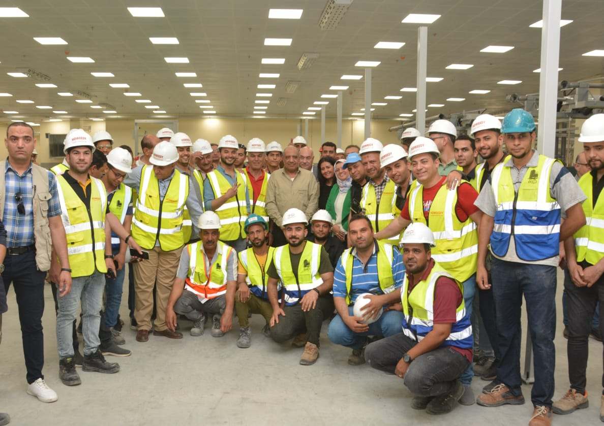 أفراح فى المحلة بعد تشغيل أول مصنع غزل ونسيج الرئيس السيسى يفتتح “مصنع 4” فى يوليو المقبل و7 مصانع أخرى خلال 2024.. والمصنع الجديد ينتج 15 طنا