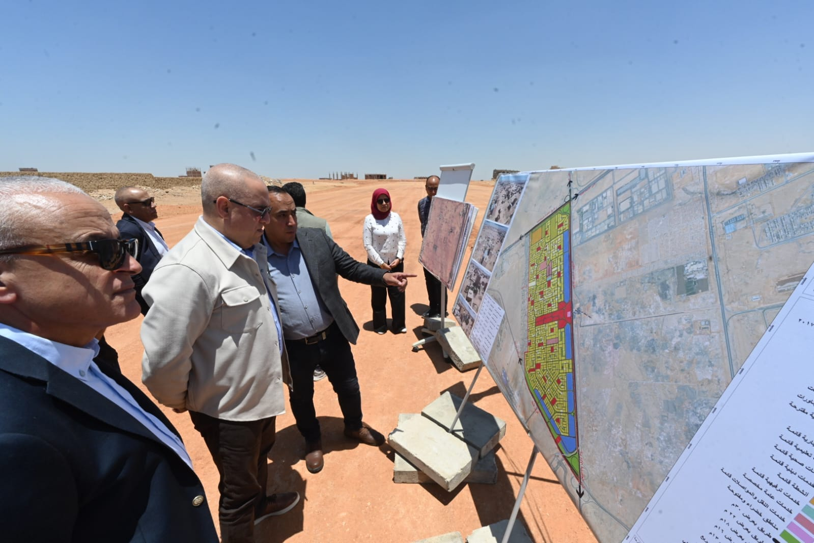 وزير الإسكان يتفقد أعمال الطرق في مدينة الشروق