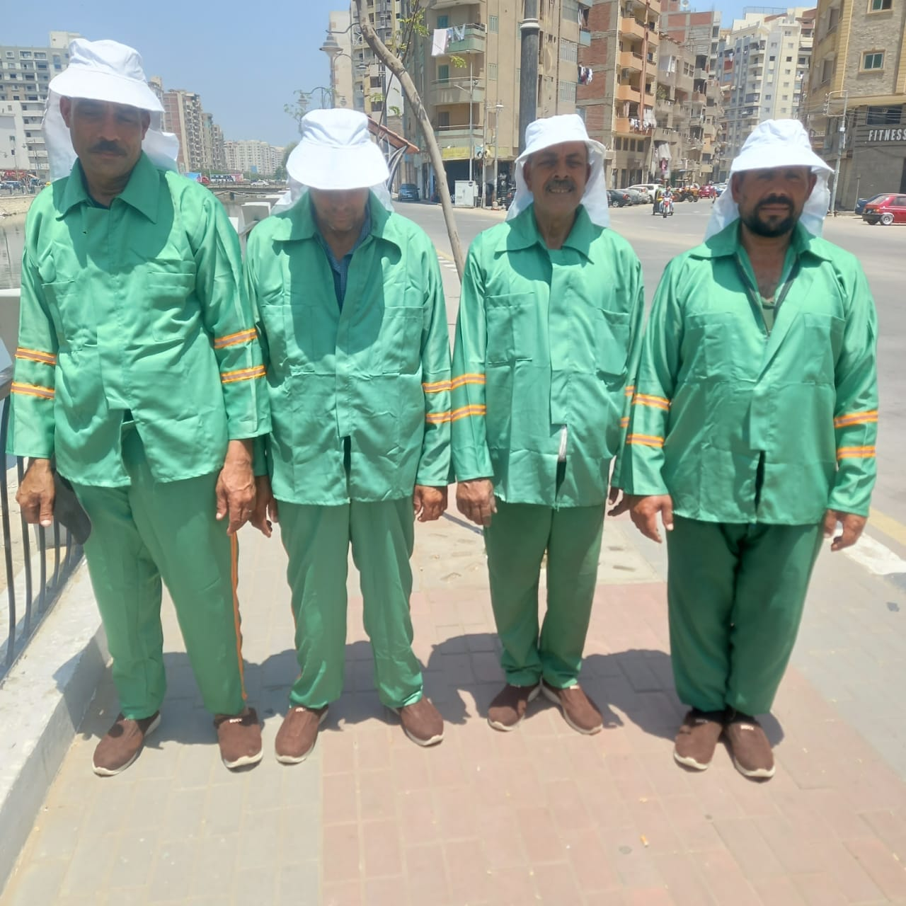 توزيع أغطية رأس لعمال نظافة طنطا والمحافظ يثمن ذلك