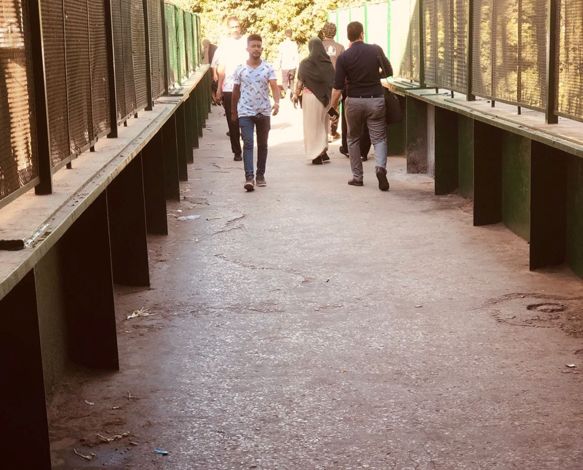 الجيزة تزيل الباعة الجائلين بسلم مشاه أرض اللواء بالعجوزة