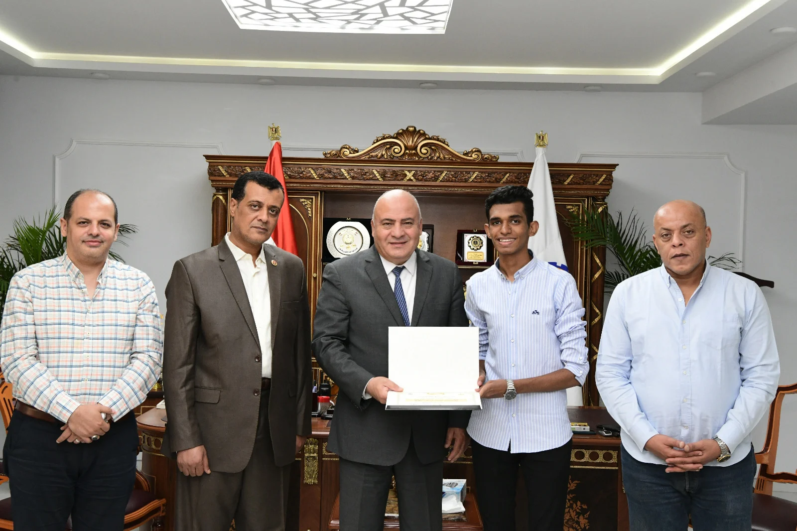 محافظ قنا يكرم 11طالب من أوائل الثانوية العامة