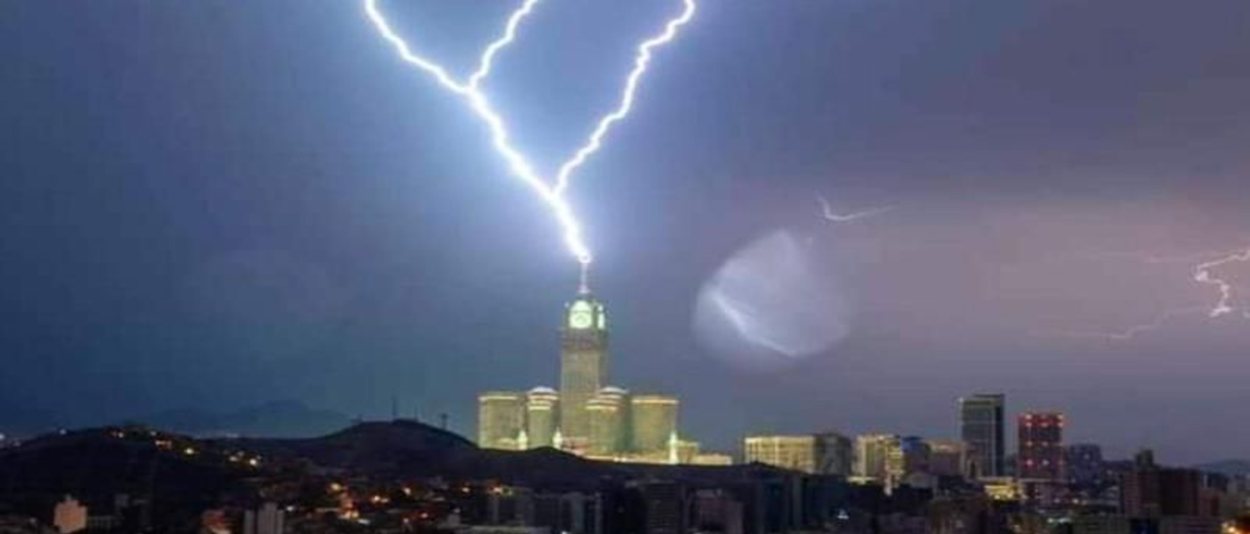 ذعر في السعودية بسبب العاصفة الترابية وهطول الأمطار في مكة