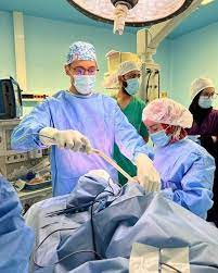 فريق جراحي بمستشفى بنها ينجح  في إجراء جراحتين نادرتين لحالتين شاب وطفل