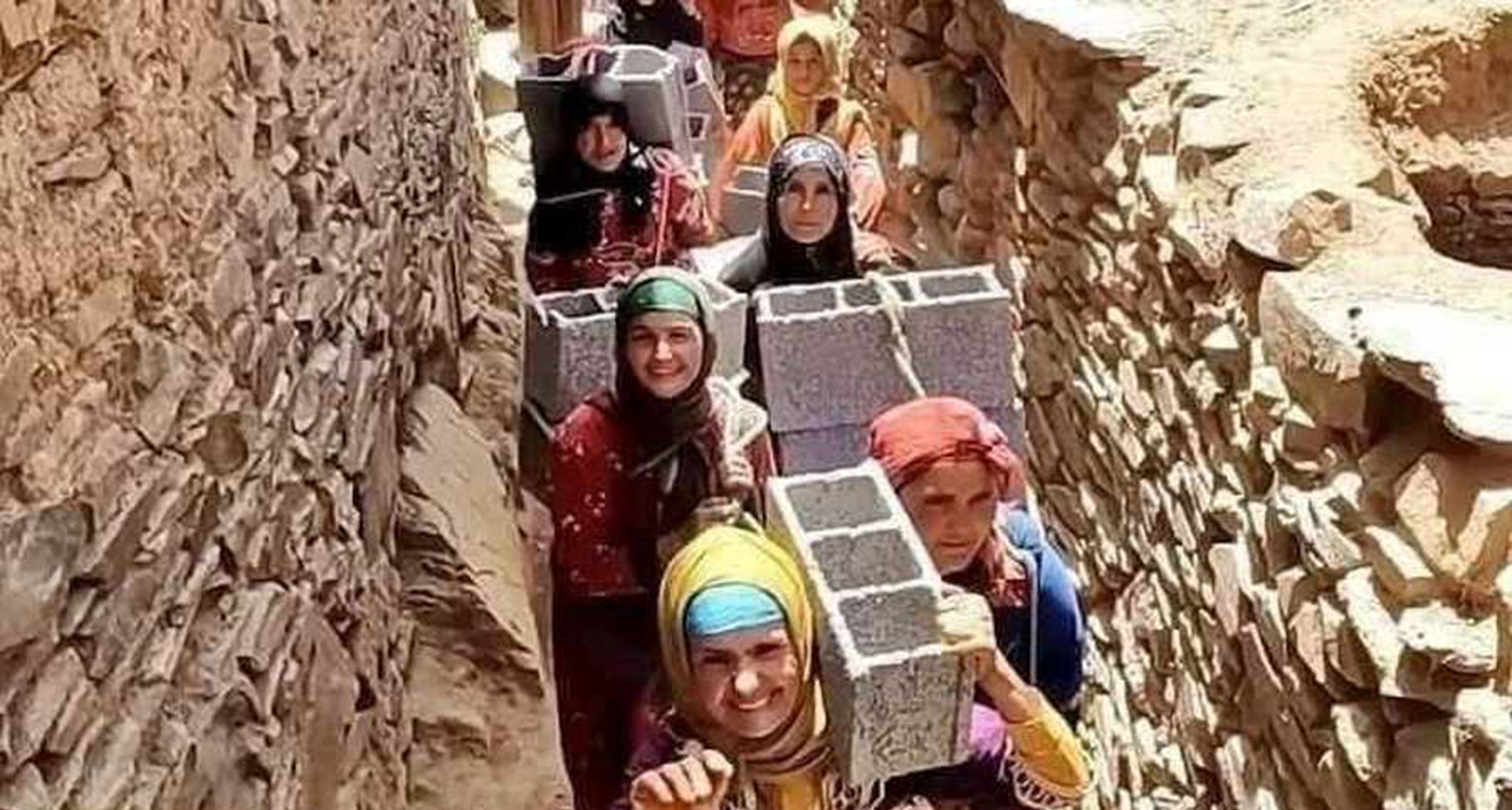 مغربيات يتطوعن بحمل الحجارة 300 متر لبناء مسجد في قرية نائية