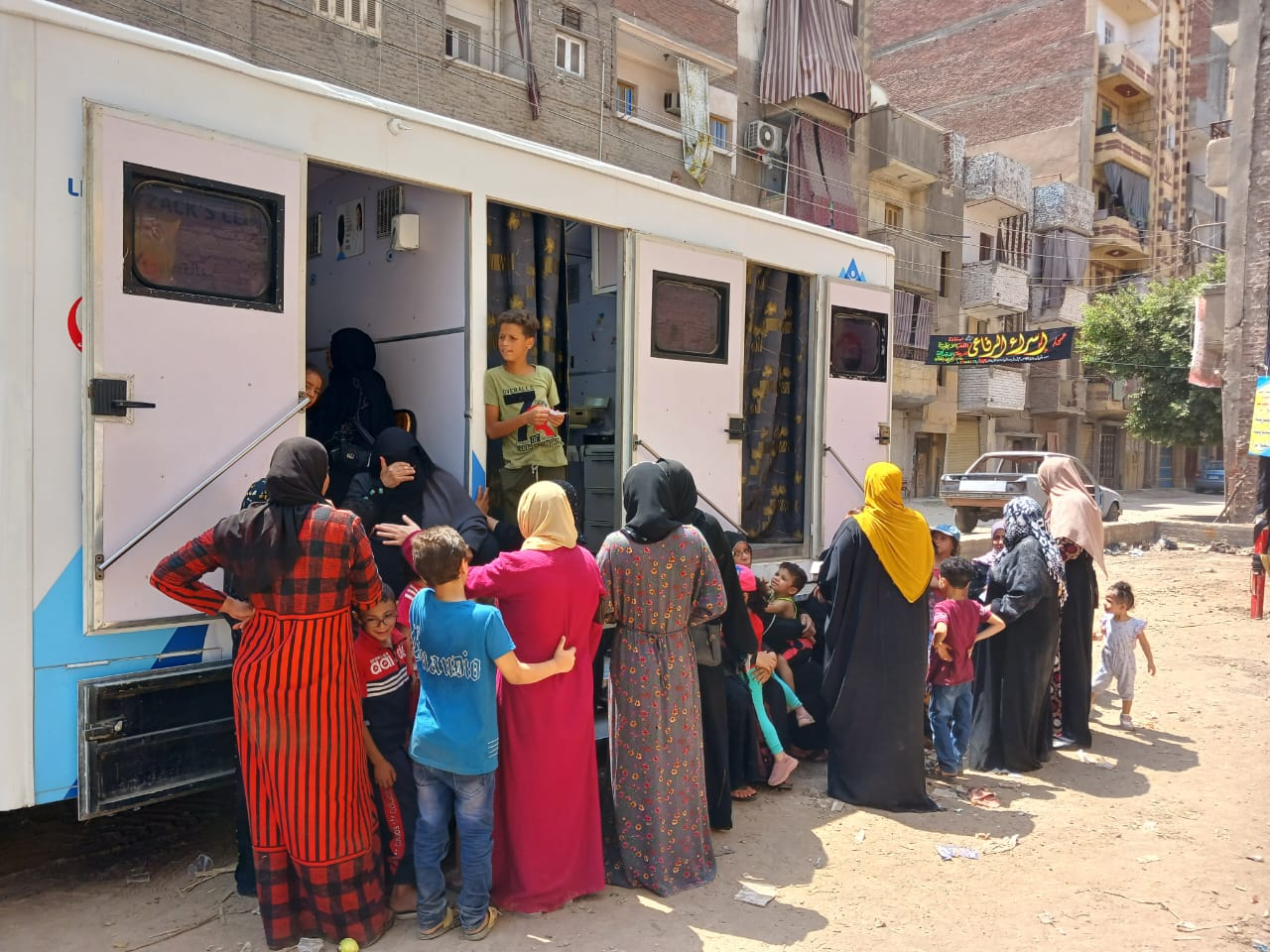 إقبال كبير من أهالي المحلة الكبرى على قافلة طبية بأسعار رمزية