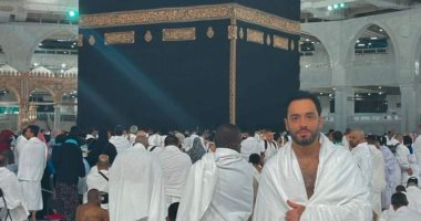 رامى جمال يدعم القضية الفلسطينية من أمام الكعبة: اللهم انصر أهل فلسطين