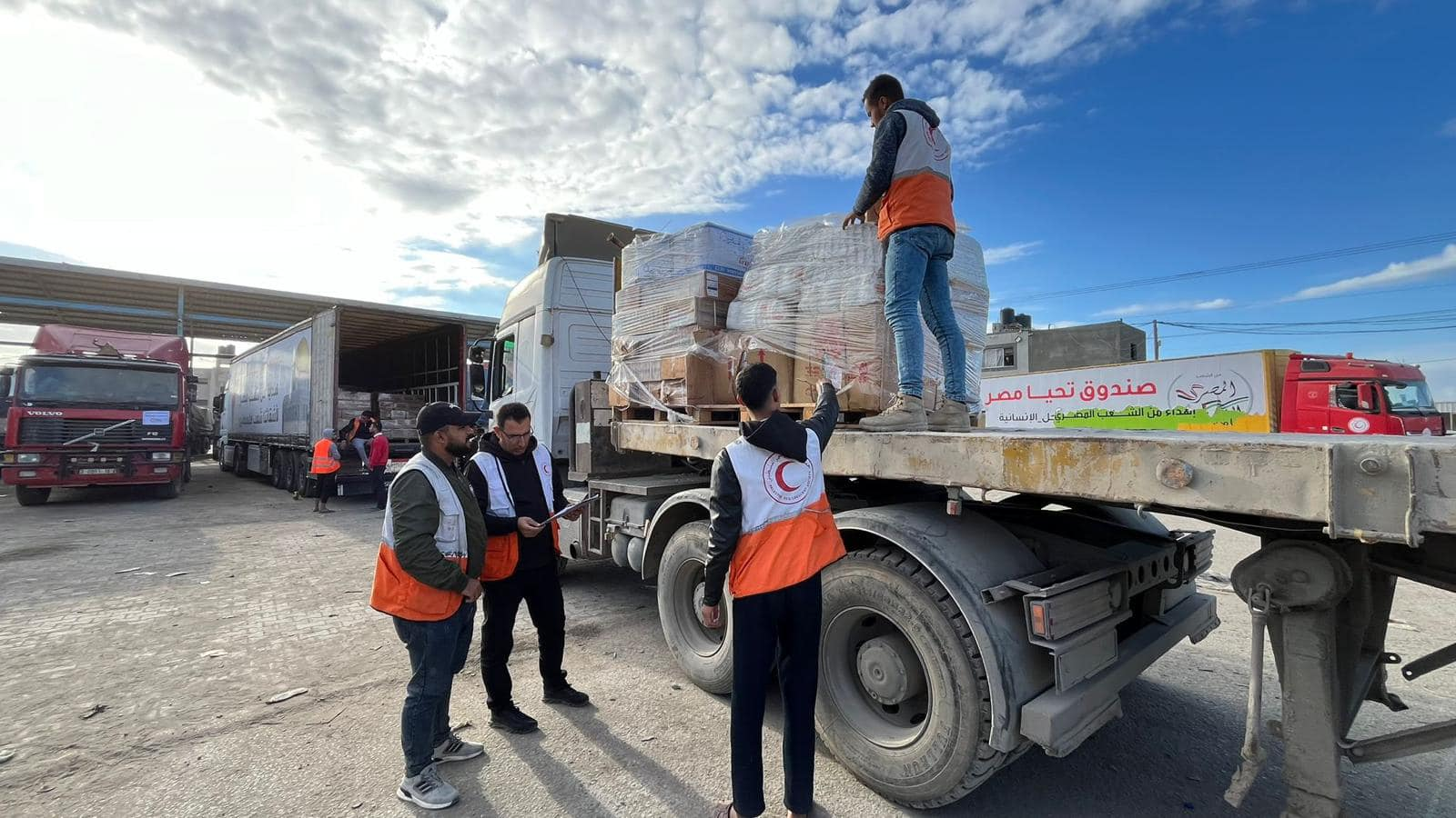 الهلال الأحمر الفلسطينى يتسلم شحنات مساعدات مصرية عبر معبر رفح