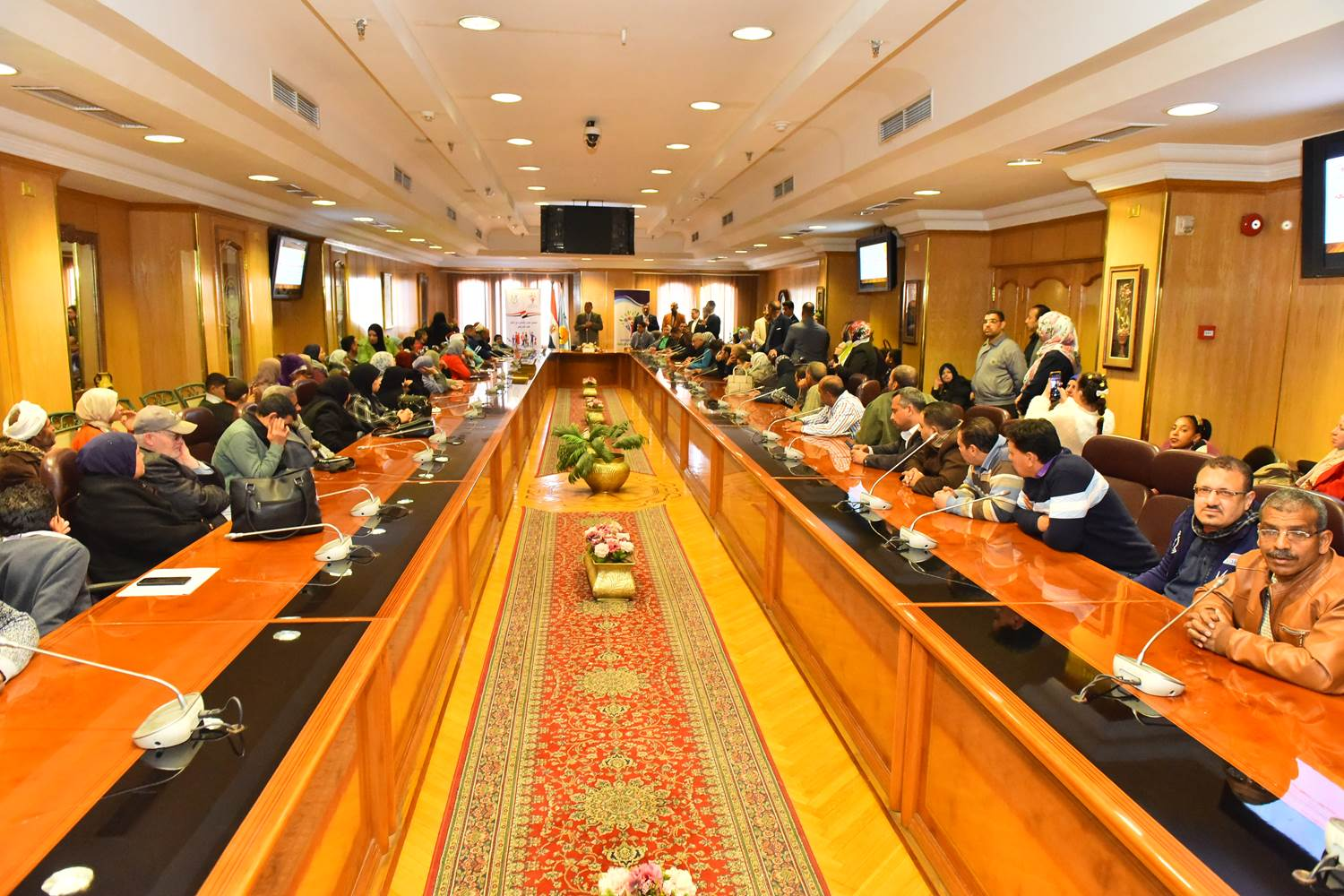 محافظ أسيوط يشهد ورشة عمل لتمكين ذوي الهمم ضمن مبادرة “أسرتي قوتى”