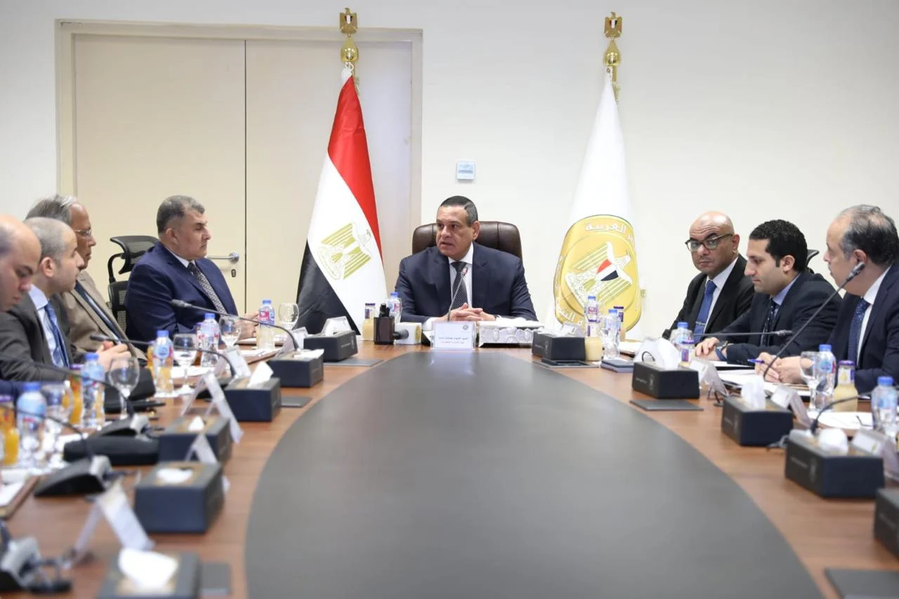 تعرف على.. مواعيد فتح وغلق المحال بعد عرضها على رئيس الحكومة