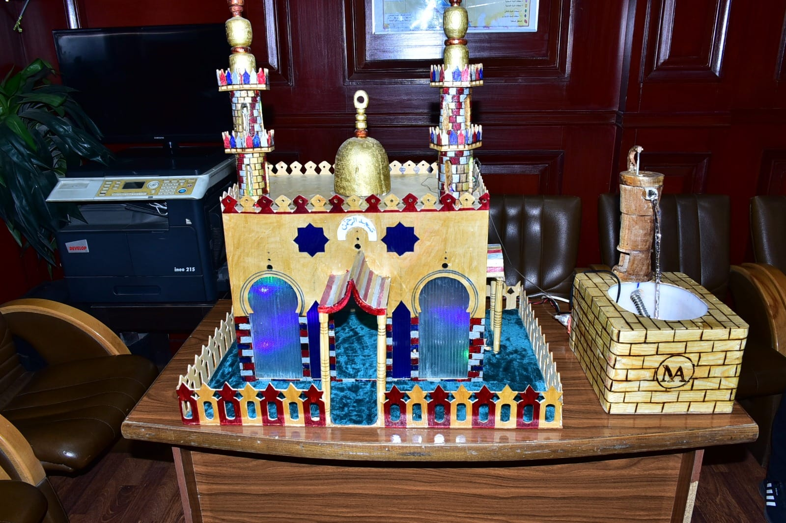 محافظ الأقصر يدعم سائق بالإسعاف يحول بقايا الخشب إلى أعمال فنية