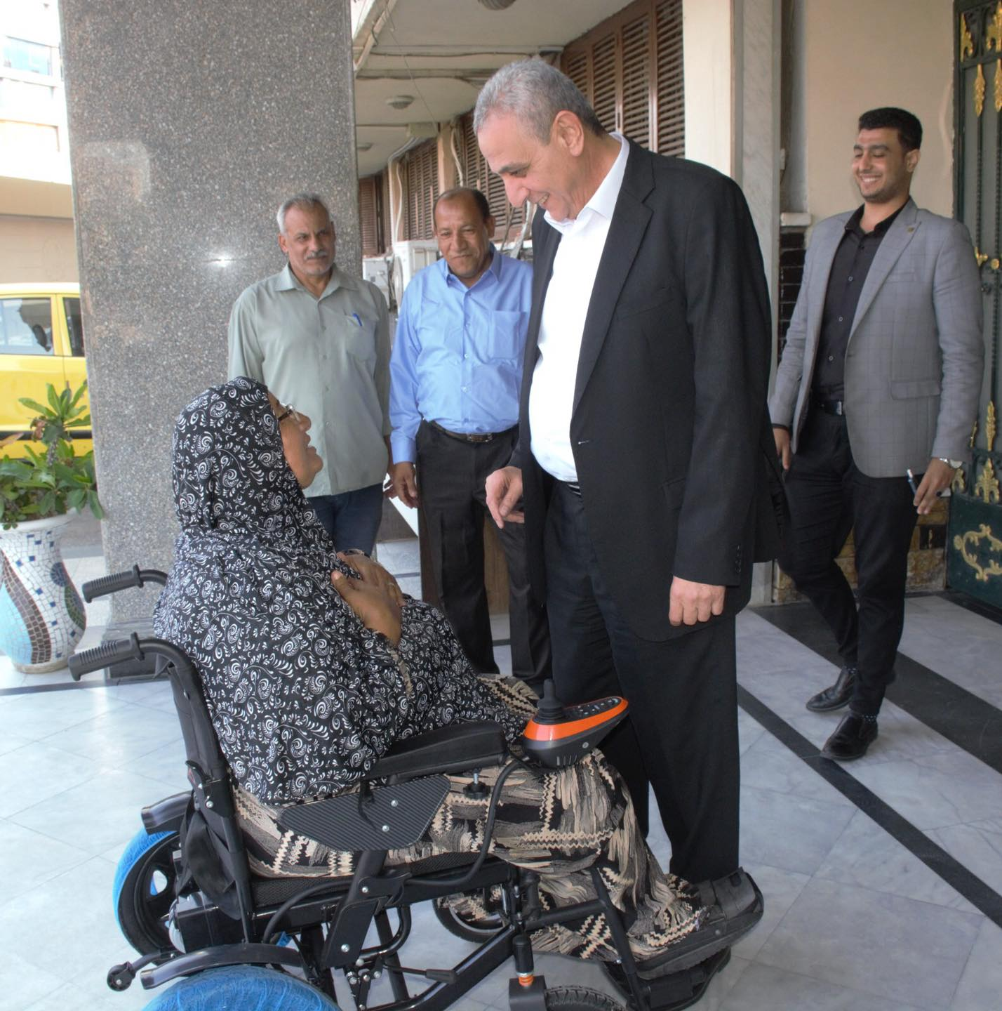 استجابة فورية: محافظ الغربية يهدي مواطنة كرسي كهربائي متحرك
