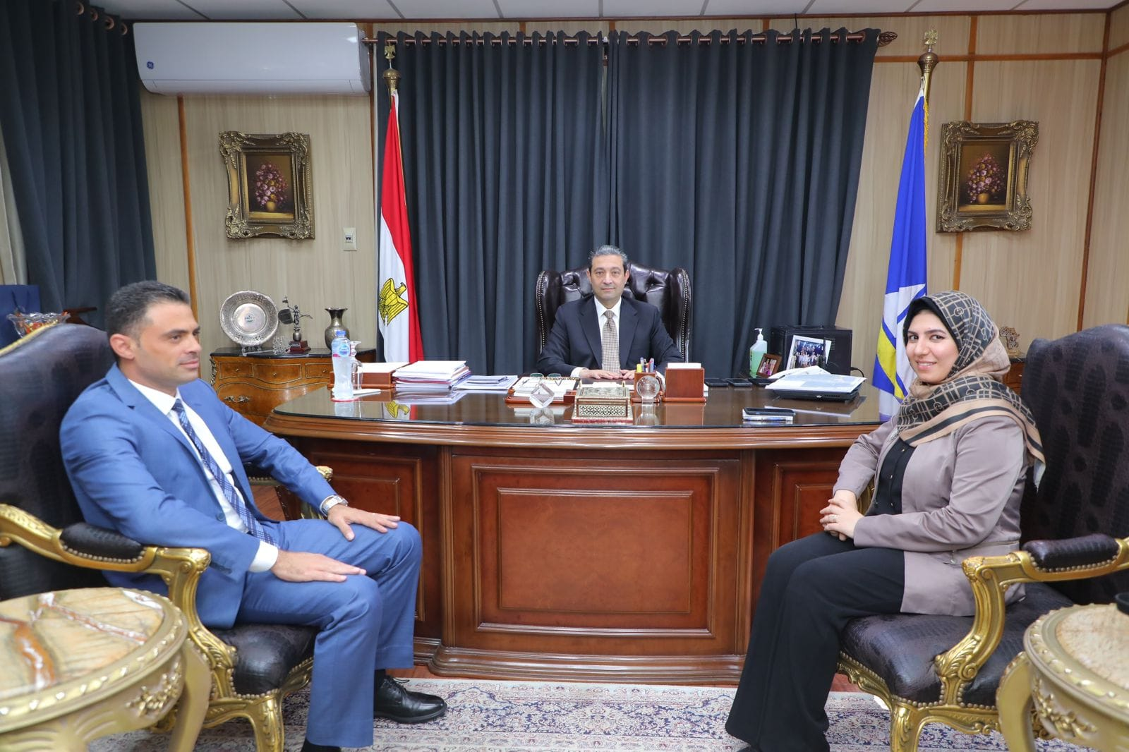 محافظ دمياط يتابع جهود مؤسسة “حياة كريمة” لدعم الفئات الأولى بالرعاية