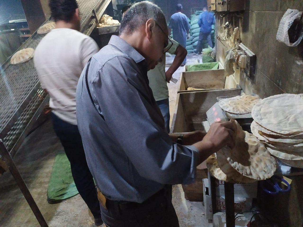 ضبط 1.4 طن دقيق مدعم ملقى بالشارع خلال حملة رقابية على مخابز بسيون