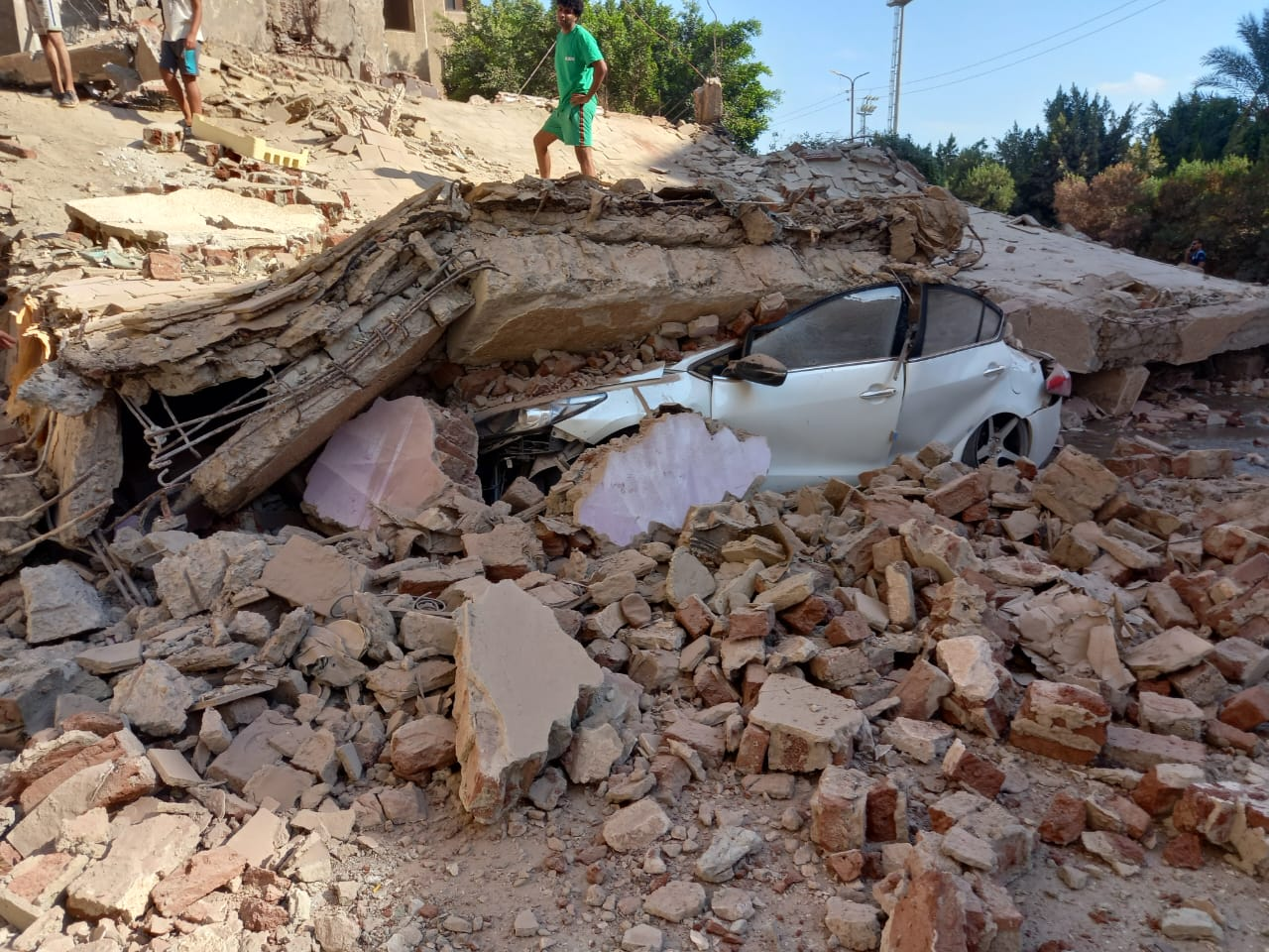 انهيار عمارة سكنية غير مأهولة في الإسماعيلية وتحطم سيارة ملاكي تحت الأنقاض