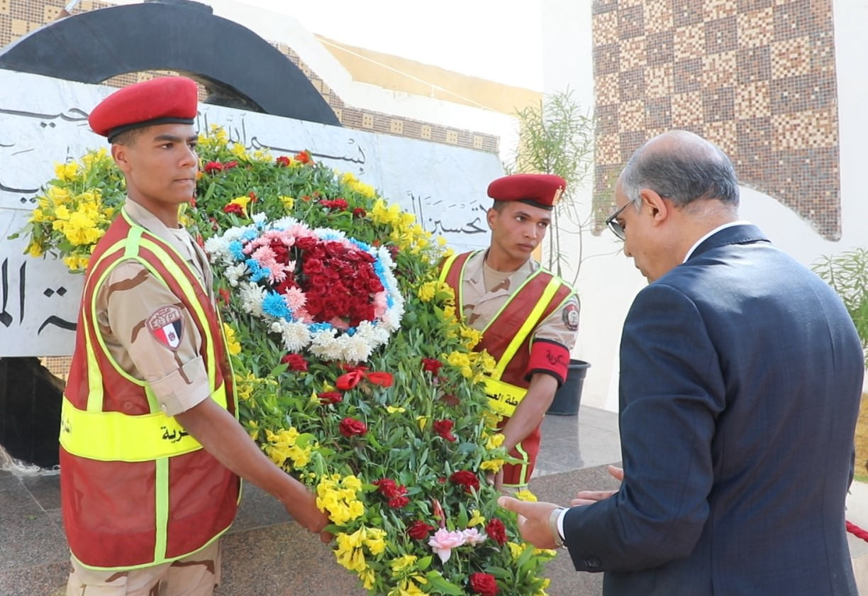 محافظ المنيا يضع إكليل الزهور احتفالًا بالذكرى الـ 51 لانتصارات أكتوبر