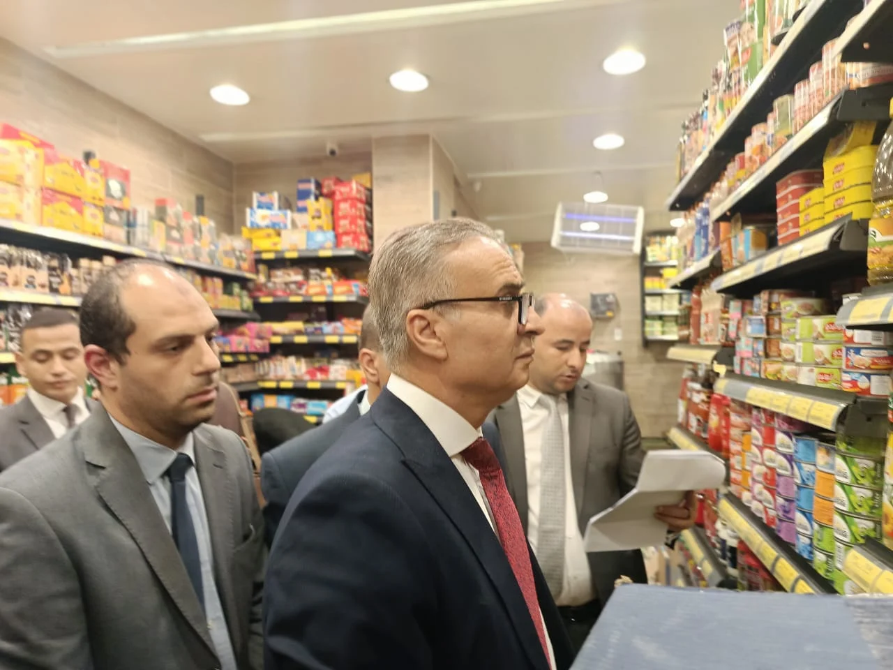 رئيس جهاز حماية المستهلك يتفقد أسواق شبرا للتأكد من توافر السلع