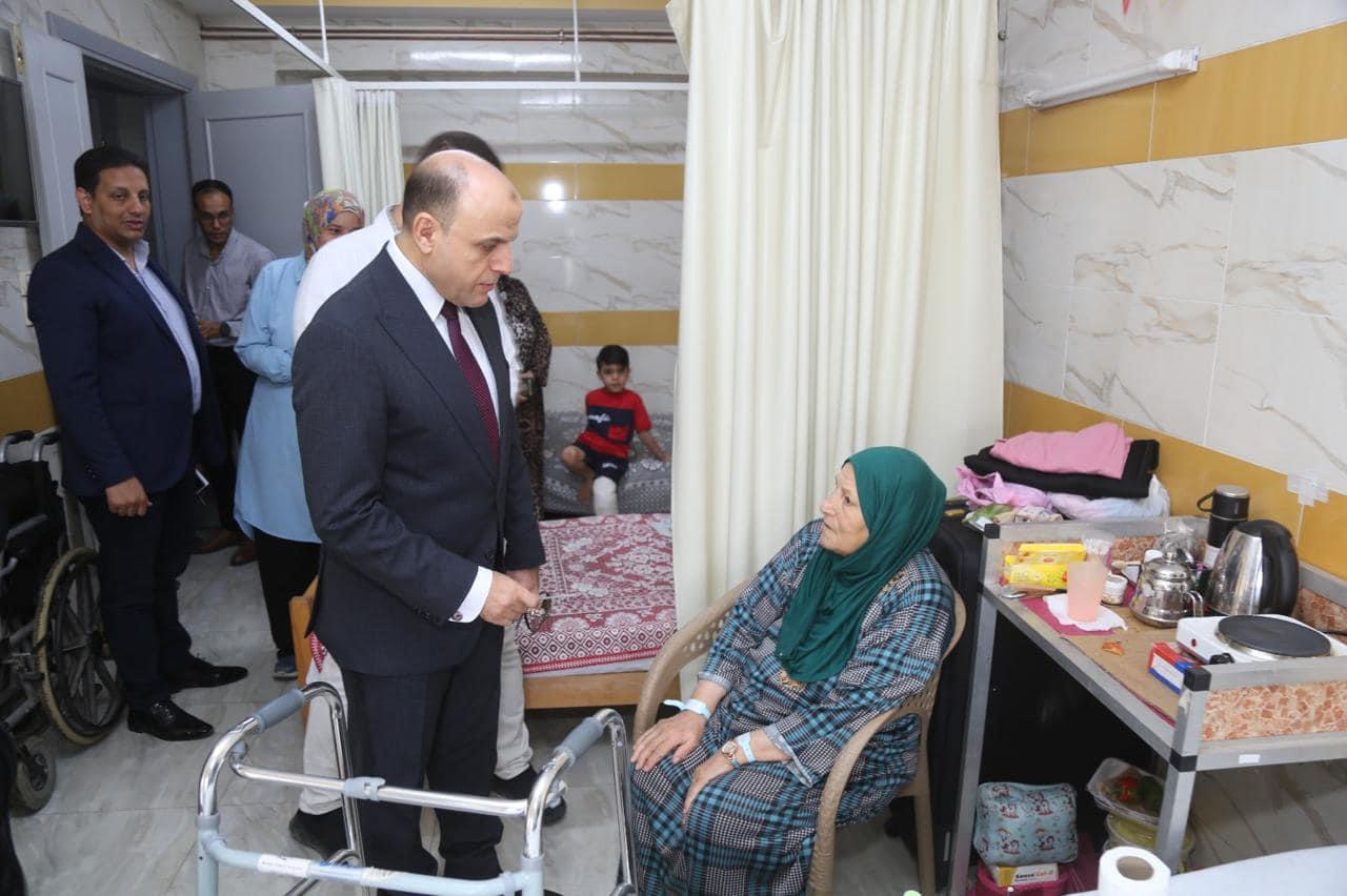 محافظ كفر الشيخ يزور مصابي غزة بمستشفى العبور ويوجه بتقديم أفضل رعاية