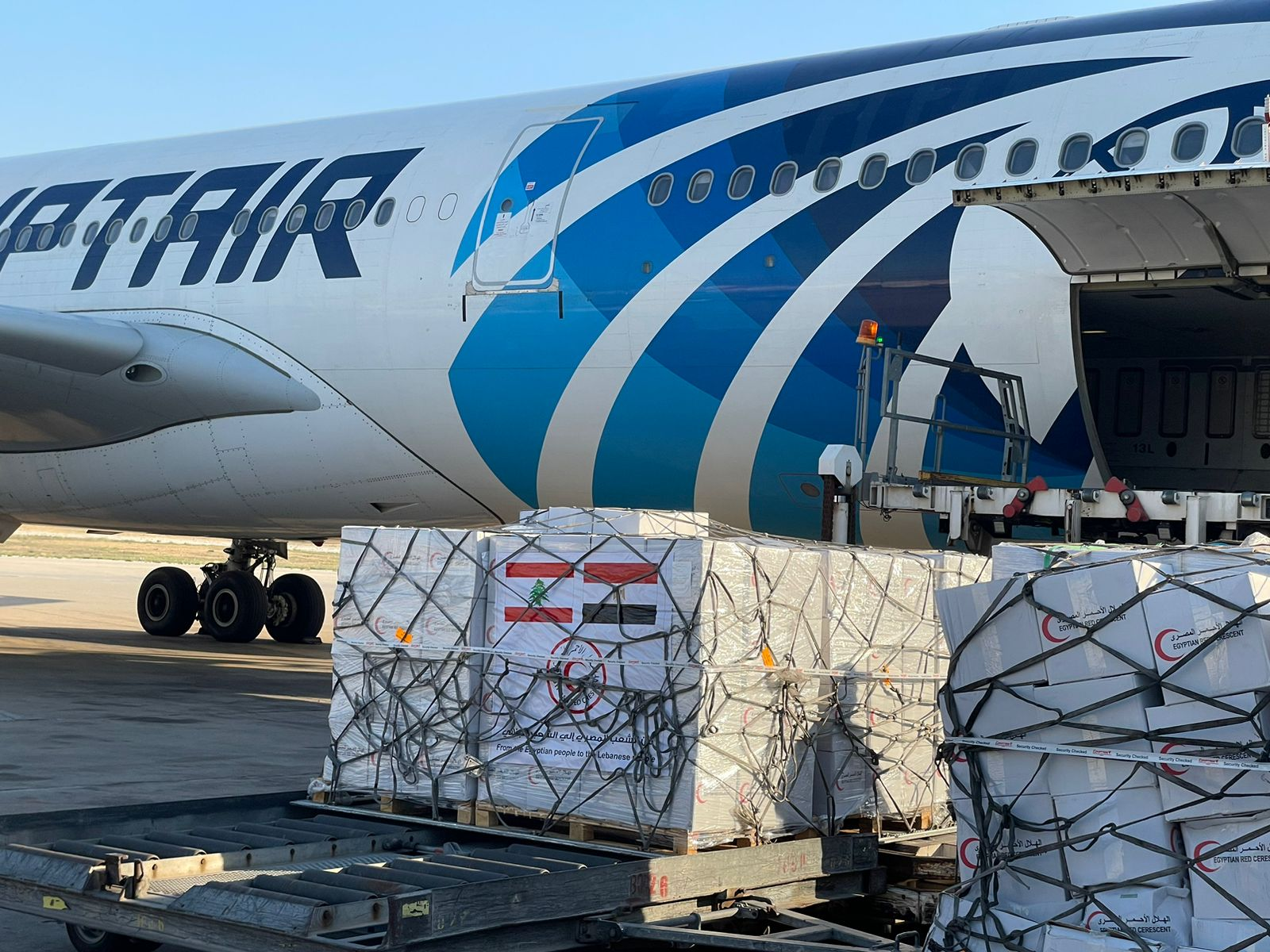 مصر تواصل دعم لبنان بإرسال مساعدات إغاثية وإعادة 293 مواطنًا مصريًا من بيروت