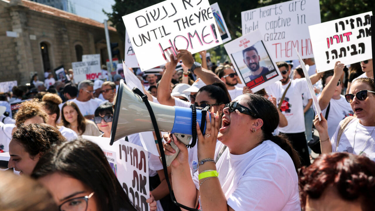 عائلات الرهائن الإسرائيليين تتهم نتنياهو بالسعي لإطالة أمد الحرب للهروب من المحاكمة