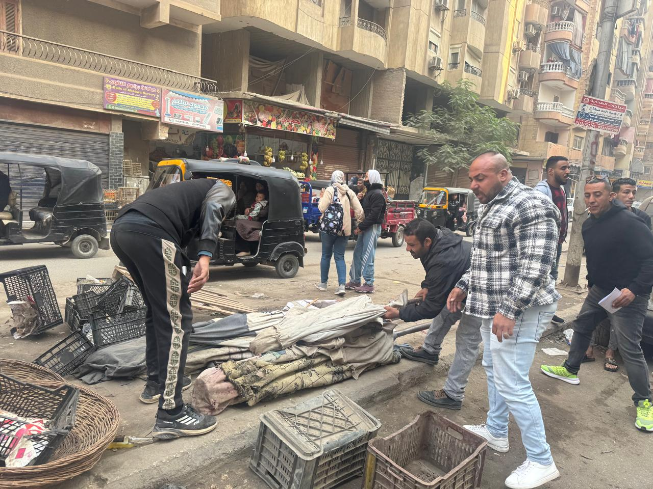 محافظة الجيزة تحكم السيطرة على إشغالات الطريق العام في الطوابق وكعبيش