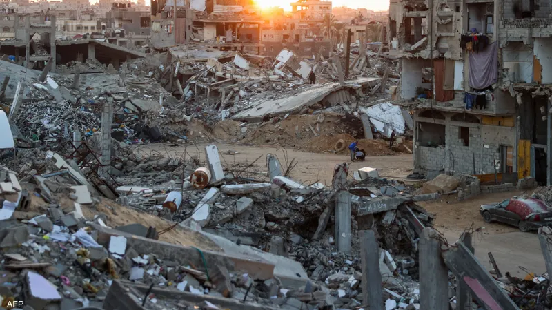 طائرات مسيّرة إسرائيلية تدمّر عددًا كبيرًا من المنازل في محيط مستشفى العودة بغزة.