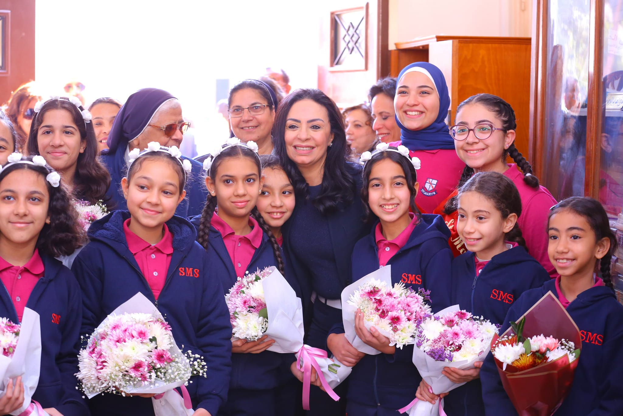 مايا مرسي تزور مدرستها في شبرا بعد 35 عامًا وتشارك الطالبات طابور الصباح