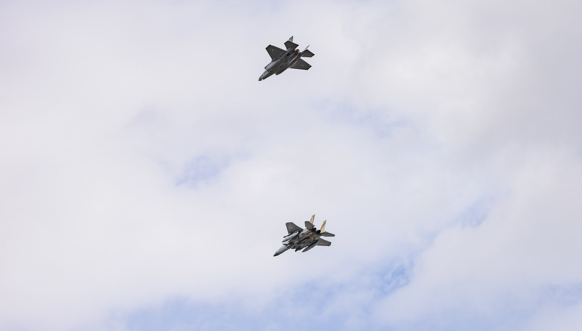 بعد قصف مواقع عسكرية.. إسرائيل تضرب عنصراً لحزب الله في غارة جوية