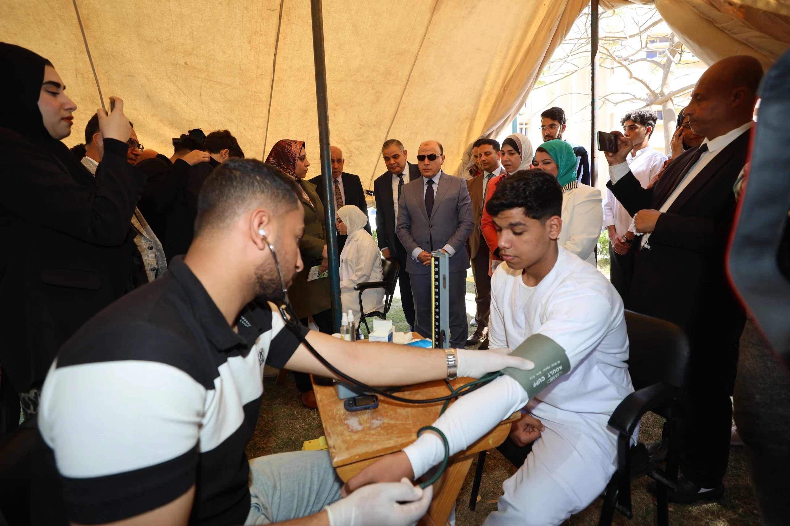 محافظ كفر الشيخ يتفقد قافلة صحية بجامعة كفر الشيخ ضمن فعاليات الأسبوع البيئي