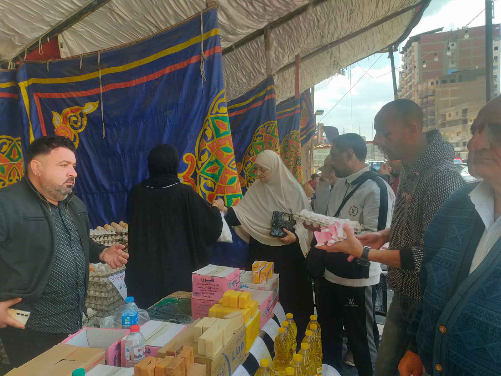 12 محضرًا ومصادرة أطنان من الأغذية الفاسدة في حملات موسعة بالدقهلية