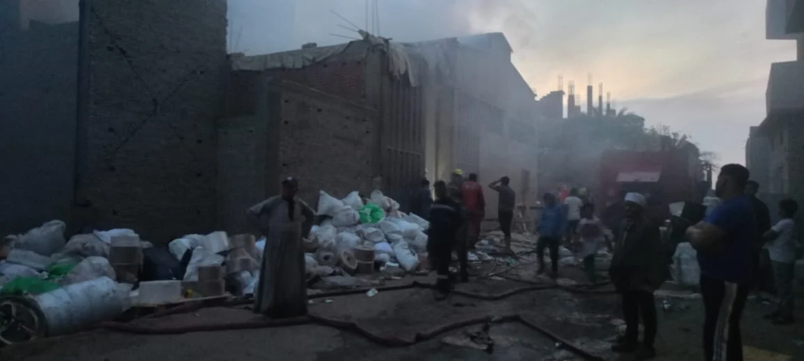 حريق يلتهم مخزن ورق وكارتون بطريق القاهرة الإسكندرية الصحراوي دون إصابات